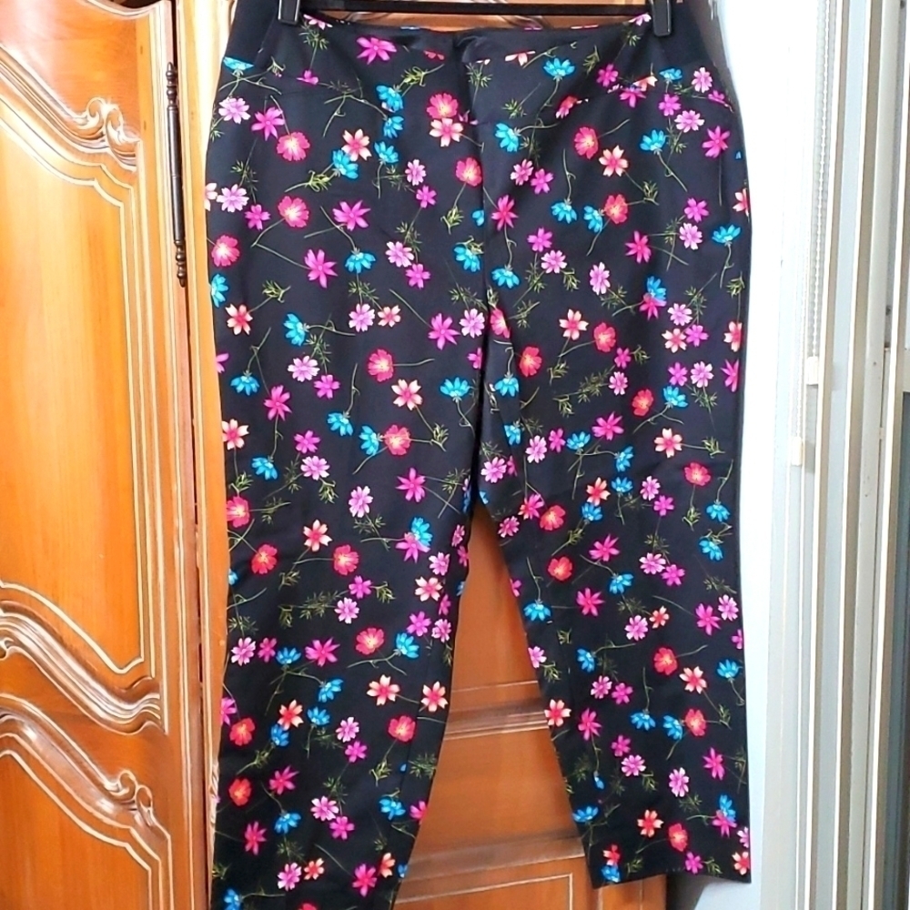 Women's leggings, size 22W. By INVESTMENTS. Black with little flowers Streatch
